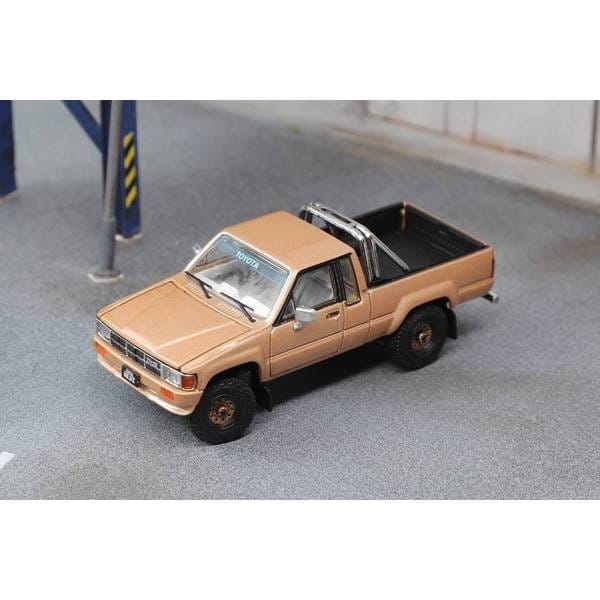 1/64 トヨタ ハイラックス SR5 XTRA Cab 1985 左ハンドル仕様 ゴールド